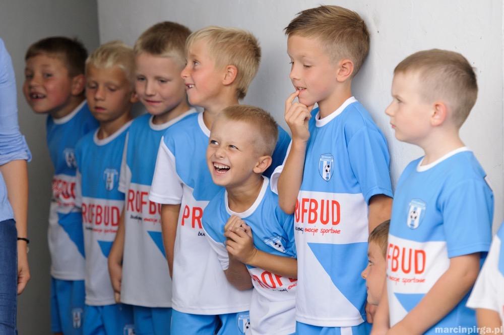 Ci młodzi piłkarze mają trafić kiedyś do Szkoły Mistrzostwa Sportowego (fot. Marcin Pirga)