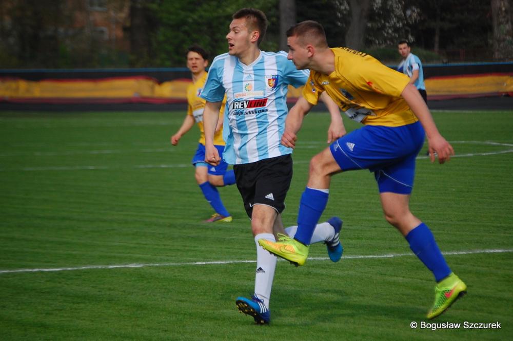 Łukasz Krzysztoń (biało-niebieska koszulka) przeniósł się ze Stali Rzeszów do Karpat Krosno na zasadzie transferu definitywnego (fot. Bogusław Szczurek)