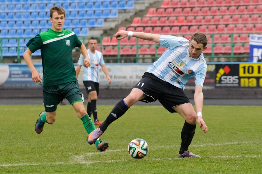 Bartłomiej Buczek (z prawej) strzelił zwycięskiego gola dla Karpat Krosno (fot. Marcin Pirga)