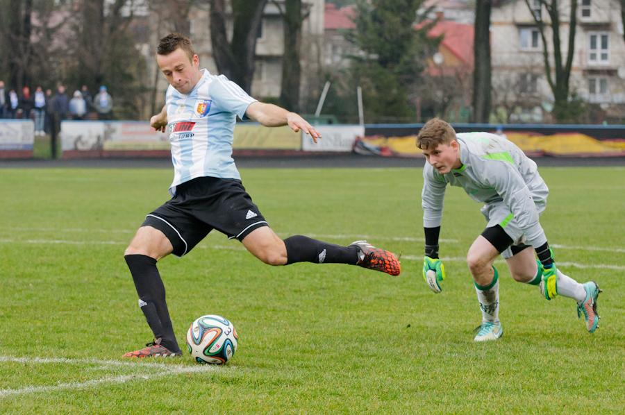 Sylwester Sikorski zagrał dzisiaj przeciwko drużynie, którą na co dzień trenuje. Strzelił dwa gole (fot. Marcin Pirga)