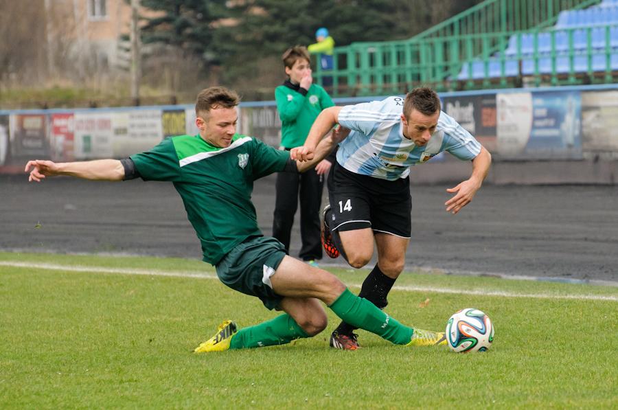 Piłkarze Wisłoki Dębica (zielone stroje) występują obecnie w 4 lidze podkarpackiej (fot. Marcin Pirga / archiwum)