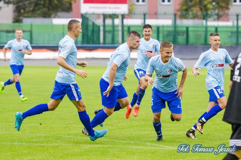 Karpaty Krosno zostały pierwszym liderem 4 ligi podkarpackiej. (fot. Tomasz Jeżak/Karpaty Krosno)
