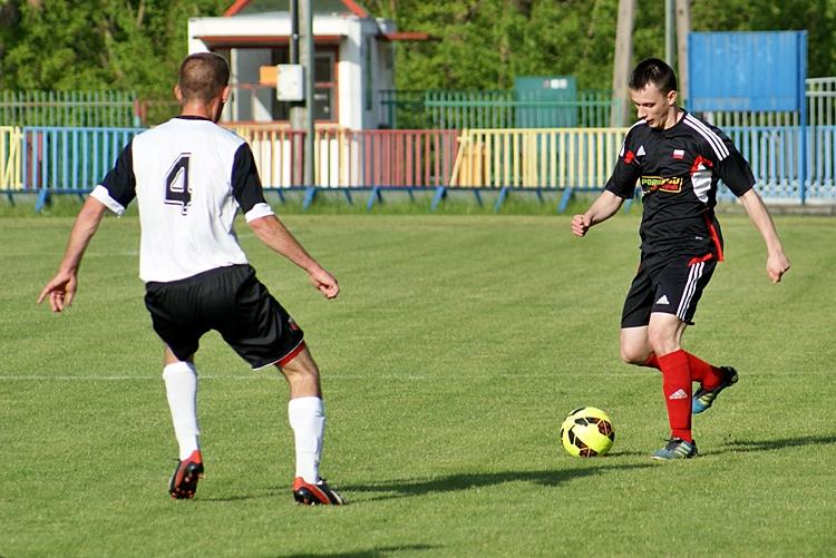 Kolbuszowianka (czarne stroje) pokonała Stal Nowa Dęba 2-1 (fot. Mieczysław Turczyn)