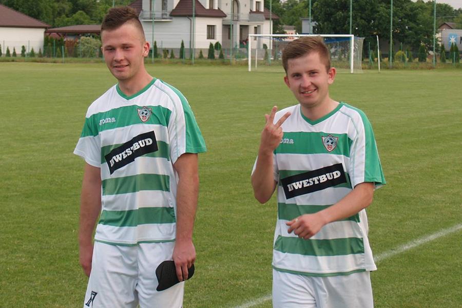 Konrad Kozioł (na zdjęciu z lewej) i Mateusz Rutyna sezon 2016/2017 spędzą w LKS-ie Pisarowce (fot. Tomasz Ostrowski)