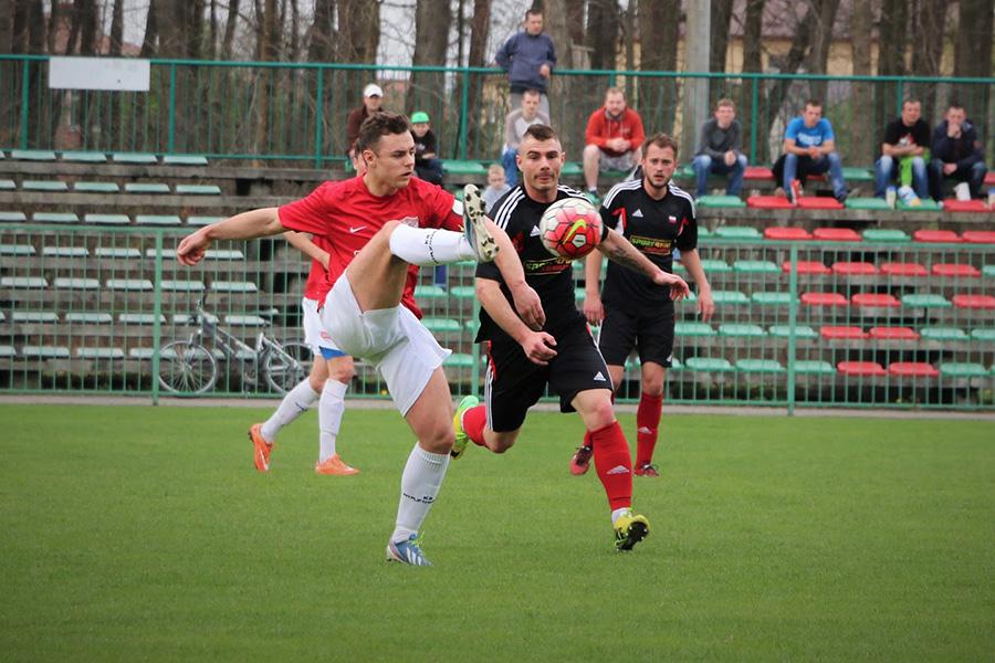 Konrad Maca (w czarnym stroju) znów strzelił zwycięskiego gola dla Kolbuszowianki (fot. Natalia Styś)