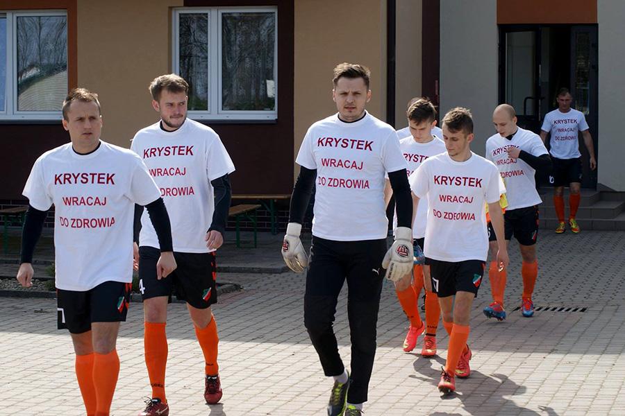 Piłkarze Kolbuszowianki na ostatnie spotkanie ligowe wybiegli w koszulkach z napisem 'Krystek wracaj do zdrowia' (fot. facebook.com/kolbuszowianka1948)