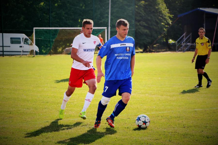 MKS Kańczuga (niebiesko-białe stroje) już trenuje przed ligą (fot. Natalia Styś)