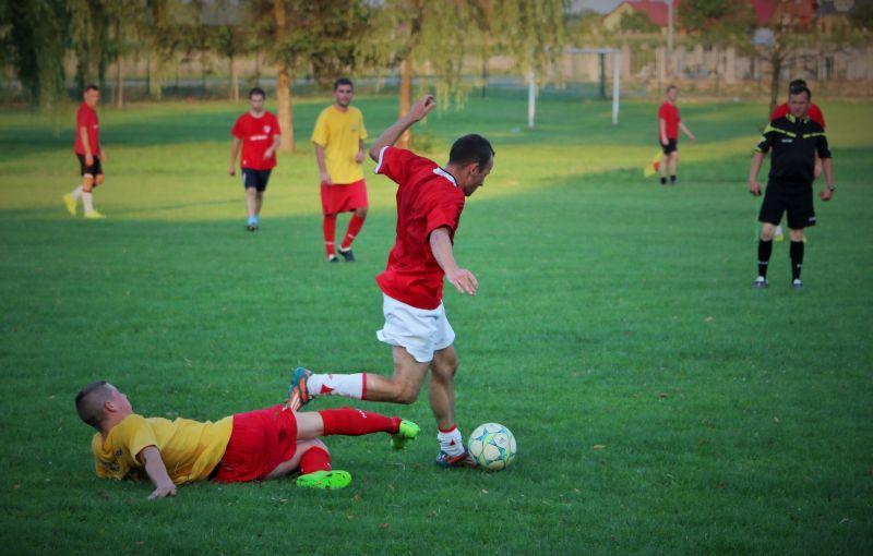 Piłkarze KS Wiązownica (czerwone koszulki) pokonali Pogoń Leżajsk w meczu kontrolnym (fot. Natalia Styś)
