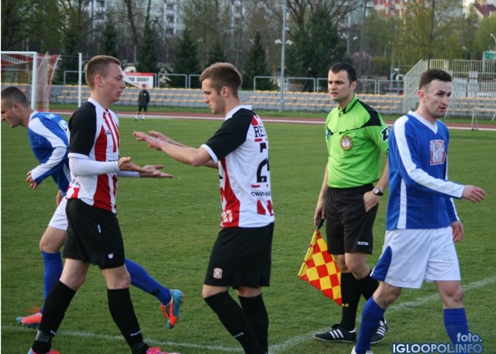 Dawid Łapa (na zdjęciu pierwszy z prawej) podczas meczu okręgowego Pucharu Polski z kwietnia 2015 roku (fot. igloopol.info)