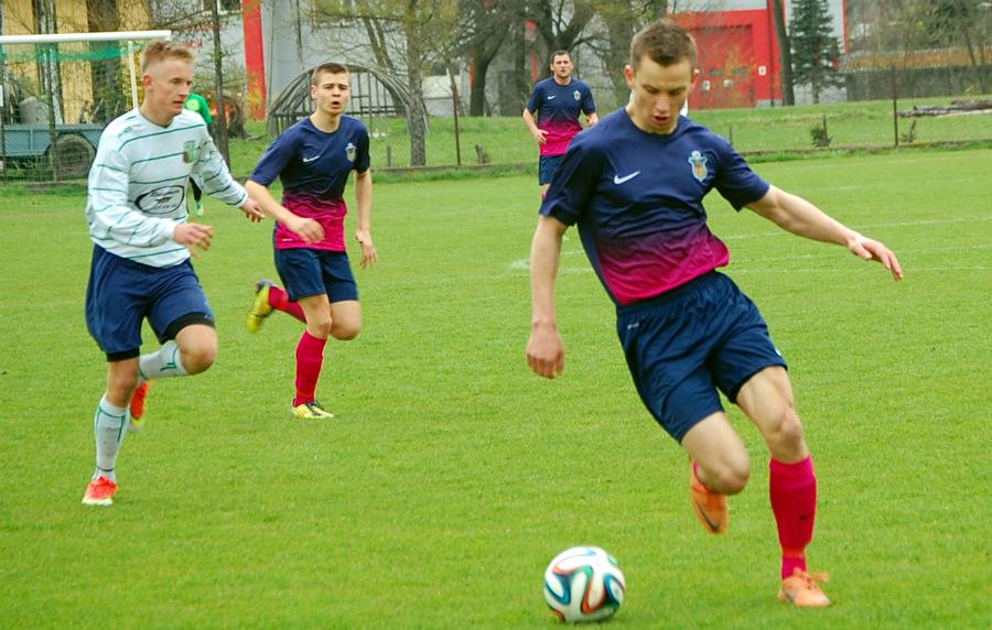 Piłkarze LKS-u Pisarowce (granatowo-czerwone stroje) pokonali Iwonkę Iwonicz w sparingu (fot. Bogusław Szczurek)