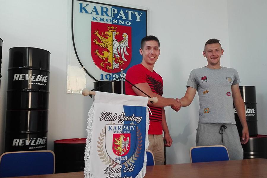 Łukasz Krzysztoń na zdjęciu z prawej. Obok Paweł Jarząb, wiceprezes Karpat Krosno (fot. facebook.com/KSKarpatyKrosno)