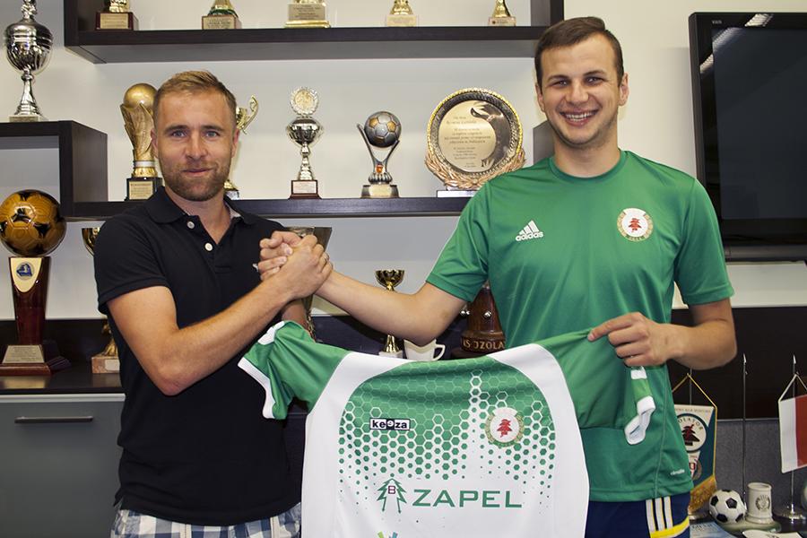 Łukasz Szczoczarz (z lewej) i Paweł Kulik, dyrektor sportowy Izolatora Boguchwała (fot. zksizolator.eu)