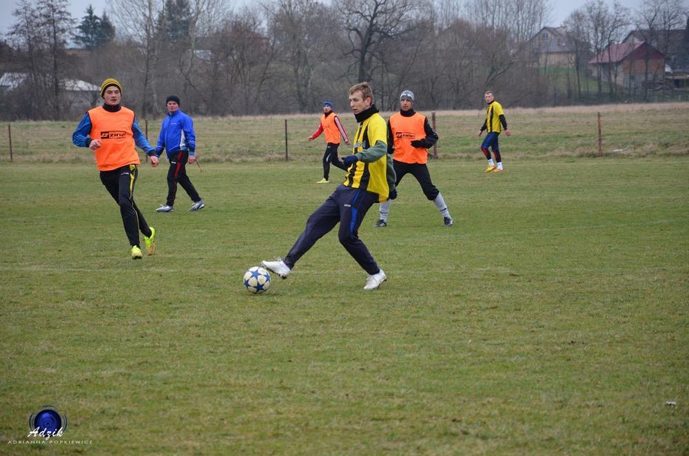 Na zdjęciu z piłką Maciej Sobczak (fot. Adrianna Popkiewicz)