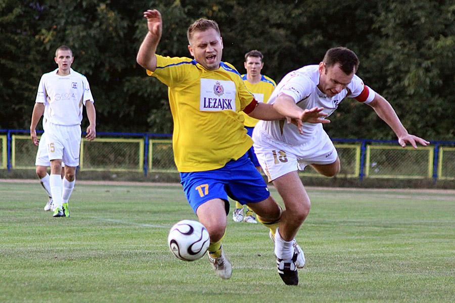 Marcin Szmuc (żółta koszulka) większość piłkarskiej kariery spędził w Pogoni Leżajsk.