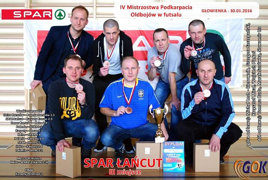 Marek Surówka z drużyną oldbojów SPAR Łańcut (drugi od lewej w dolnym rzędzie).