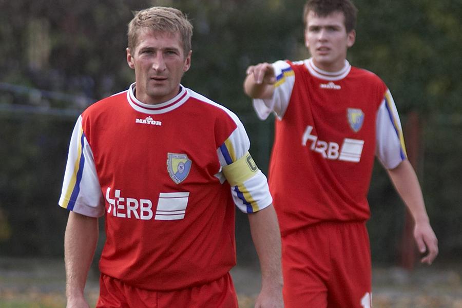 Marek Węgrzen (na zdjęciu z lewej) w trakcie kariery grał tylko w dwóch klubach: Stali Sanok i LKS Pisarowce.