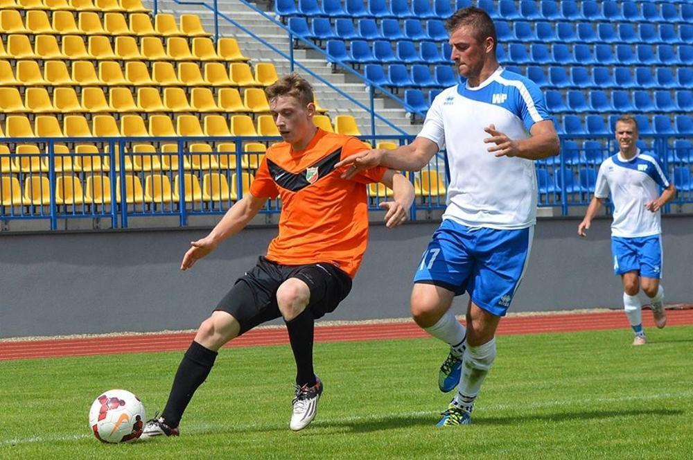Na zdjęciu o piłkę walczy Mariusz Wiktor (z prawej), strzelec drugiej bramki dla Błękitnych Ropczyce (fot. archiwum)