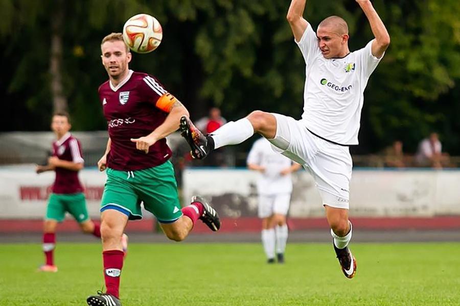 Mateusz Kuzio (w białej koszulce) strzelił jedną z bramek w meczu sparingowym Ekoball Stali Sanok z LKS-em Pisarowce (fot. Tomasz Sowa / archiwuk)