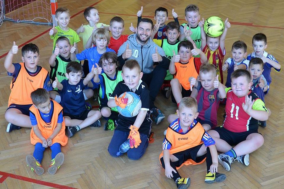 Mateusz Cetnarski poprowadził trening najmłodszych piłkarzy Kolbuszowianki (fot. facebook.com/mkscracovia)