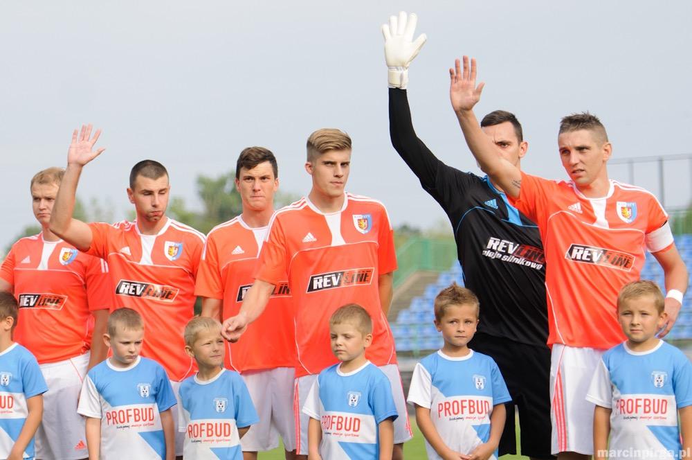 Mateusz Kolbusz (w pomarańczowej koszulce, 4 od prawej) przenosi się z Karpat Krosno do Wisły Sandomierz (fot. Marcin Pirga)