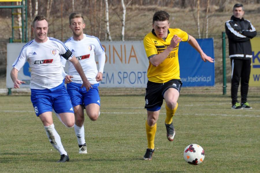 Jaromir Skiba (na zdjęciu pierwszy z lewej) strzelił zwycięską bramkę dla Karpat Krosno (fot. przelom.pl)