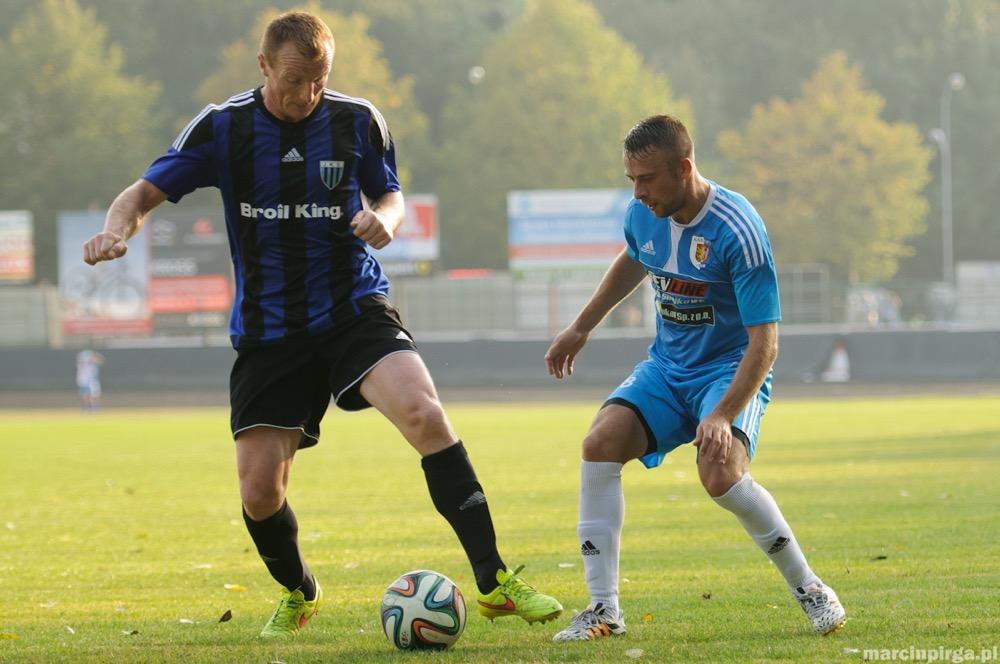 Mariusz Kukiełka (na zdjęciu z lewej w meczu przeciwko Karpatom Krosno) spędził w JKS-ie Jarosław ostatnie pół roku (fot. Marcin Pirga)