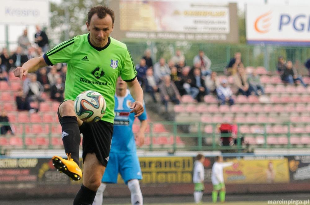 Na zdjęciu z piłką Tomasz Walat, zawodnik Sokoła Sieniawa (fot. archiwum)
