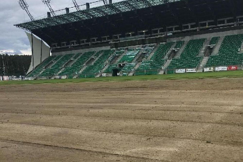 Firma Florena zadba o to, aby „Stalówka” znów miała na stadionie gęsty, zielony dywan (fot. Archiwum Stal Stalowa Wola)