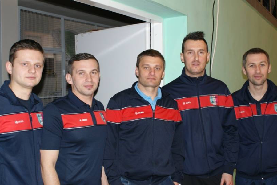 Trenerzy szkółki Soccer Ropczyce (Bogusław Pacanowski w środku)