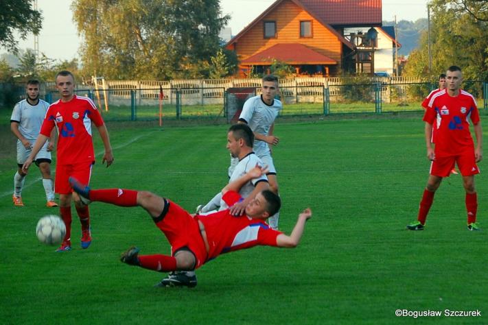 Partyzan Targowiska (czerwone stroje) wzmocnił się dwójką zawodników (fot. Bogusław Szczurek)