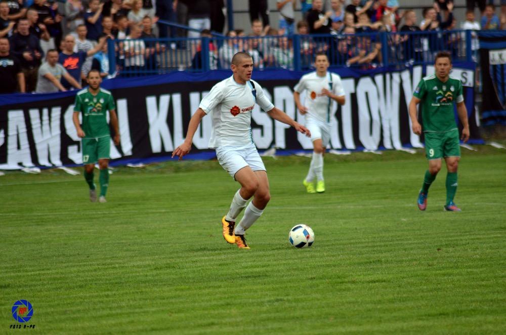 Paweł Hass (z piłką) strzelił zwycięskiego gola dla JKS-u Jarosław (fot. Adrianna Popkiewicz / archiwum)