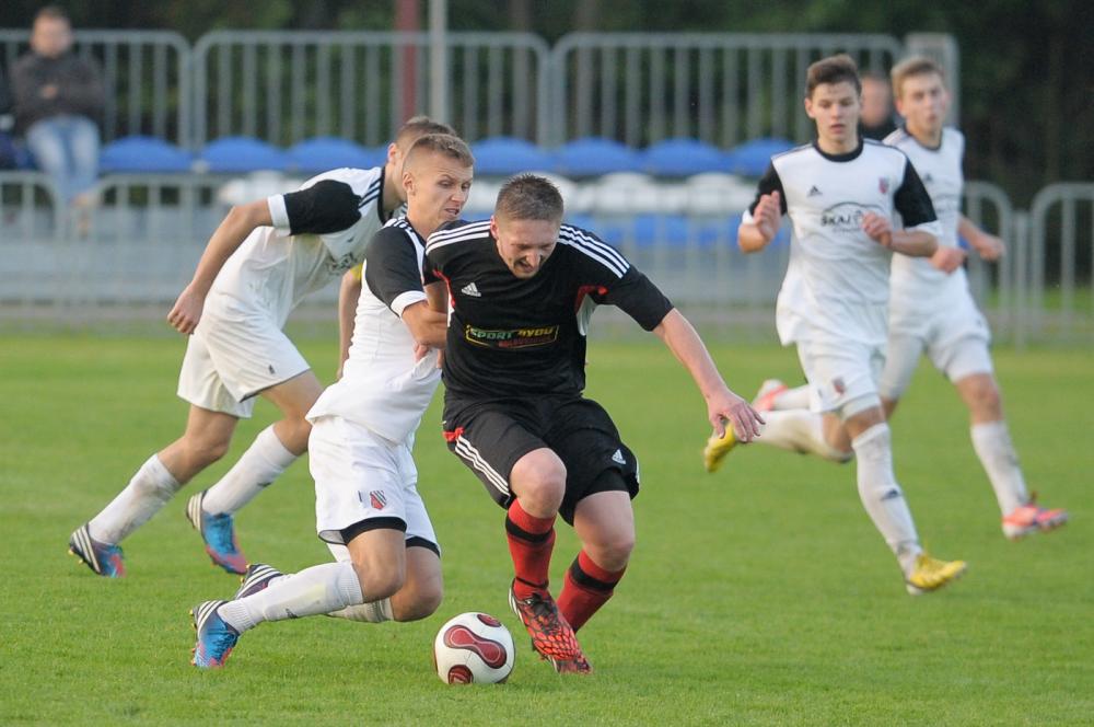 Piast Tuczempy (białe stroje) pokonał Przełom Besko 1-0.