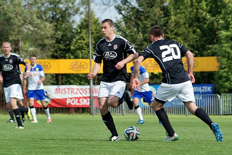 Piast Tuczempy (czarno-białe stroje) wygrał w Skołoszowie 1-0 (fot. Mieczysław Turczyn)