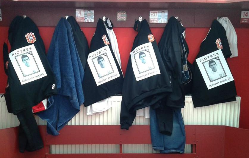 W takich koszulkach piłkarze Resovii wyszli dziś na boisko przeciwko Orlętom Radzyń Podlaski. Zwycięstwo dedykowali tragicznie zmarłemu koledze, Piotrowi Robótce (fot. facebook.com/cwksresoviapl)