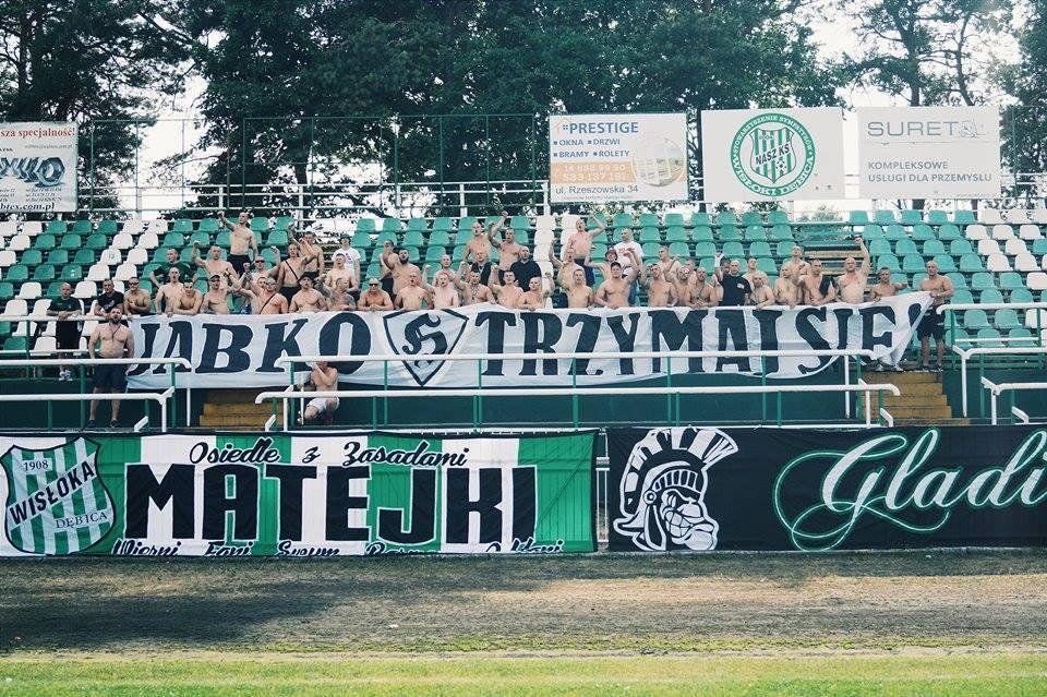 Kibice Wisłoki Dębica liczą na szybki powrót do 4 ligi. (fot. facebook.com / Wisłoka Dębica)