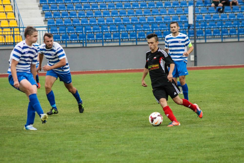 Tomasz Paśko (z piłką) w poprzednim sezonie grał na poziomie 4 ligi (fot. facebook.com/kolbuszowianka1948)