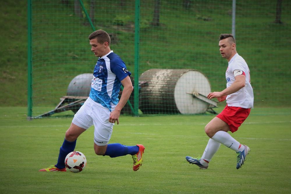 Jakusz Szewczyk (z piłką) zdobył trzy gole w Wiśniowej (fot. Natalia Styś). 