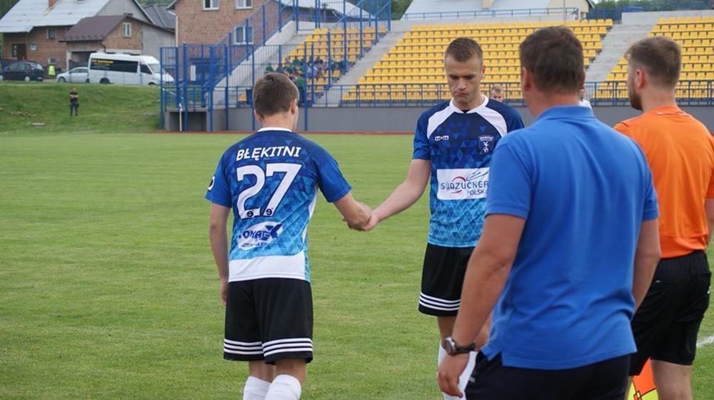 Łukasz Kosiba (w środku) zdobył wyrównującą bramkę dla Błękitnych (fot. facebook.com/mksblekitniropczyce)