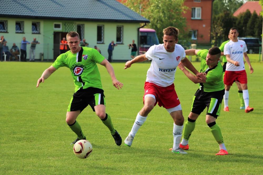 Sokół Sokolniki - na zielono - po spadku z 4 ligi, regularnie zdobywa punkty w okręgówce (fot. Natalia Styś)