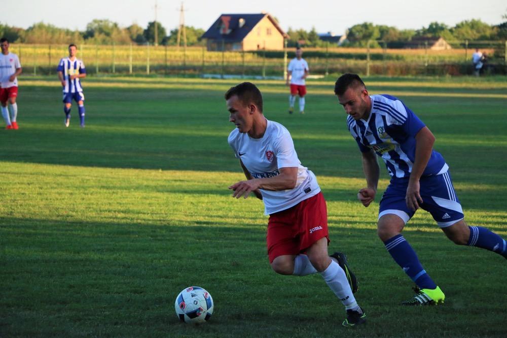 Sebastian Pawlak (z piłką) strzelił dla KS-u dwa gole (fot. Natalia Styś). 