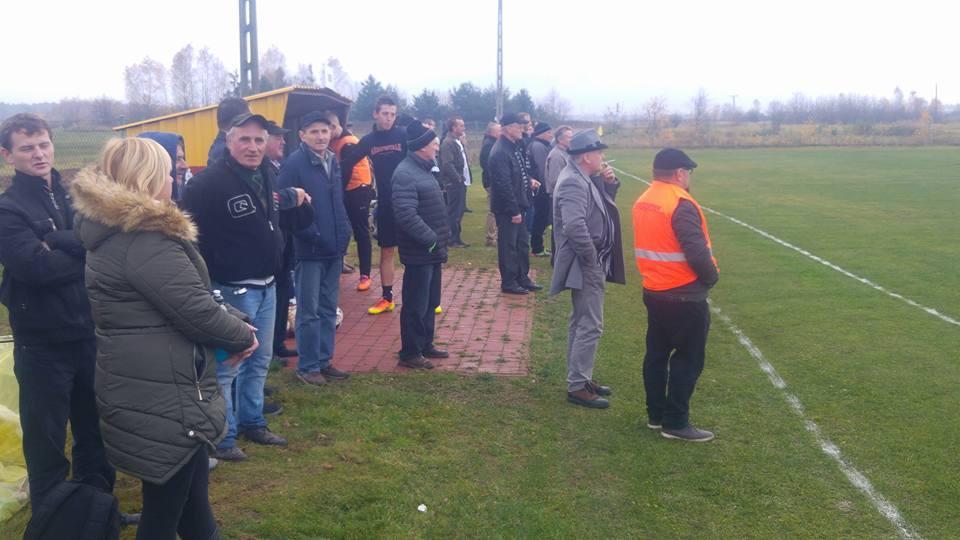 Mecz w Jadachach oglądało spora liczba kibiców (fot.facebook.com/tomeklzs6109/)