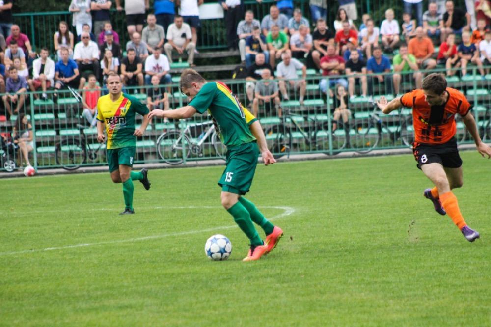 Piłkarze Sokoła (zielono-żółte stroje) w sobotę zagrają pierwszy sparing.