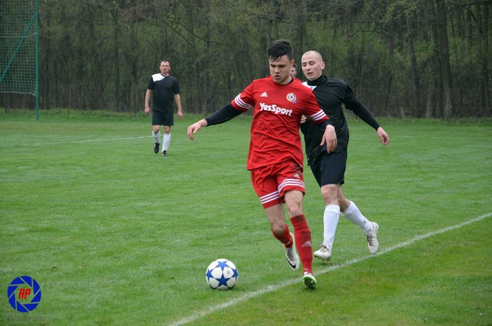Tomasz Tragarz (z piłką) nie pomógł Rzemieślnikowi w meczu kontrolnym z rywalem z Małopolski (fot. Adrianna Popkiewicz)