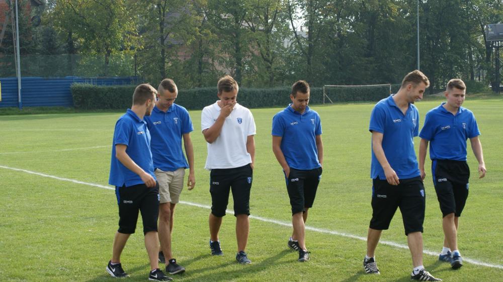 Dawid Zawiślak (drugi z prawej) zdobył gola w sparingu (fot. facebook.com/mksblekitniropczyce)