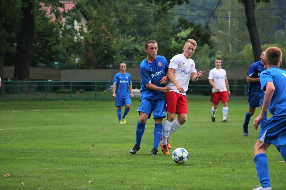 Michał Serafin (drugi z lewej) uradował kibiców Sokoła gola na 2-1 (fot. Natalia Styś / archiwum)