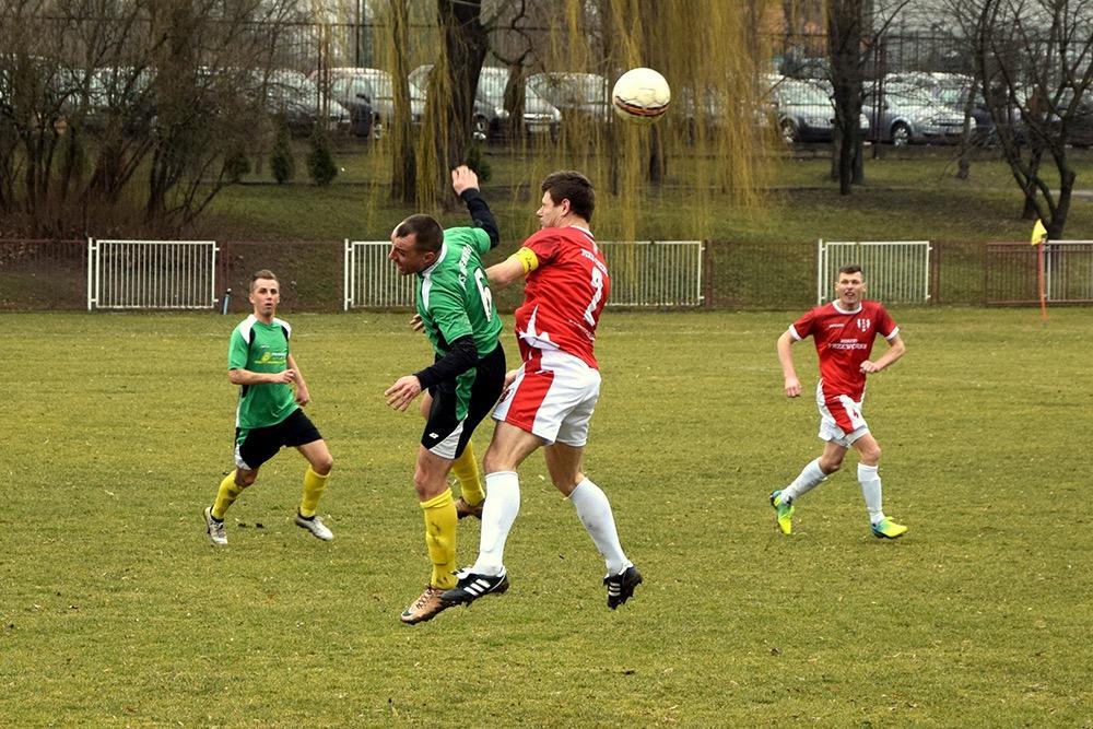 Dawid Florian (nz. walczy o piłkę w powietrzu, zielona koszulka) zdobył gola na 1-1 (fot. Krystian Pietrycha / archiwum)