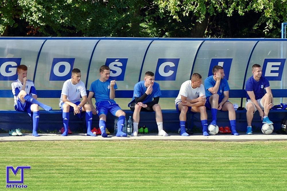 Mateusz Jędryas (drugi z prawej) znów zaczynał mecz na ławce, wszedł i zdobył ważnego gola (fot. Mieczysław Turczyn)