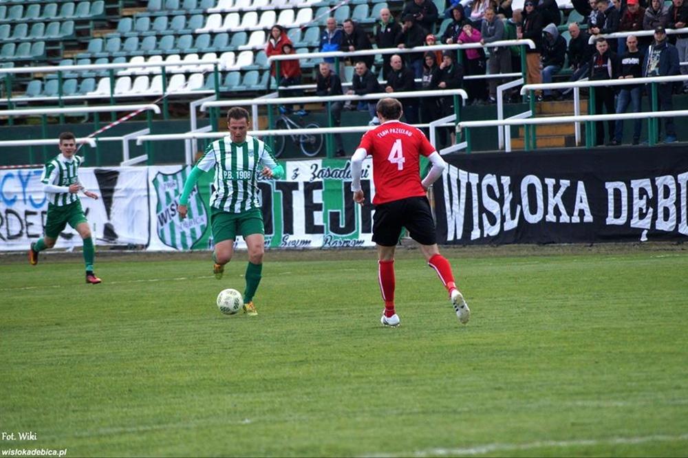 Tomasz Pietrasiewicz (z piłką) powiększył swój dorobek bramkowy (fot. facebook.com/wisloka1908)
