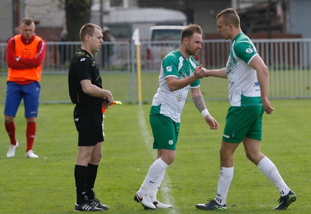 Łukasz Szczoczarz (drugi z prawej) zaliczył swoje kolejne trafienie w lidze. 