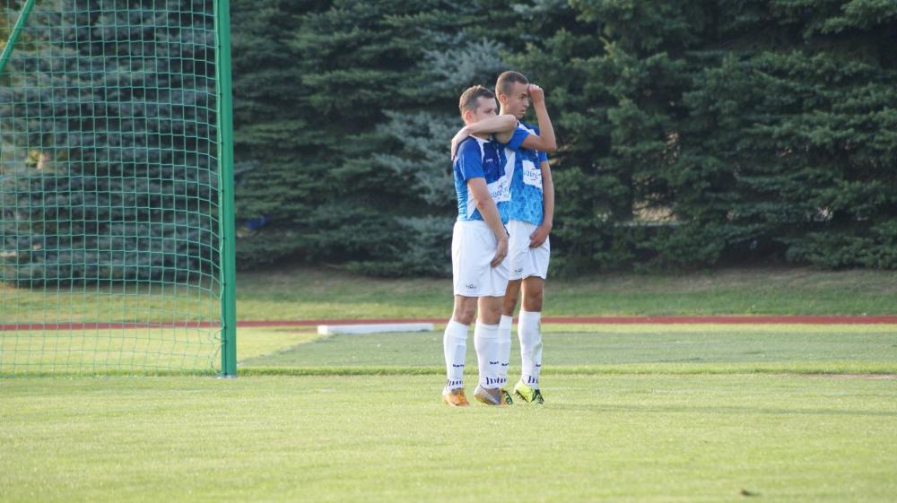 Bartłomiej Darłak (nz. z lewej) zdobył gola na 2-0 (fot. facebook.com/mksblekitniropczyce)